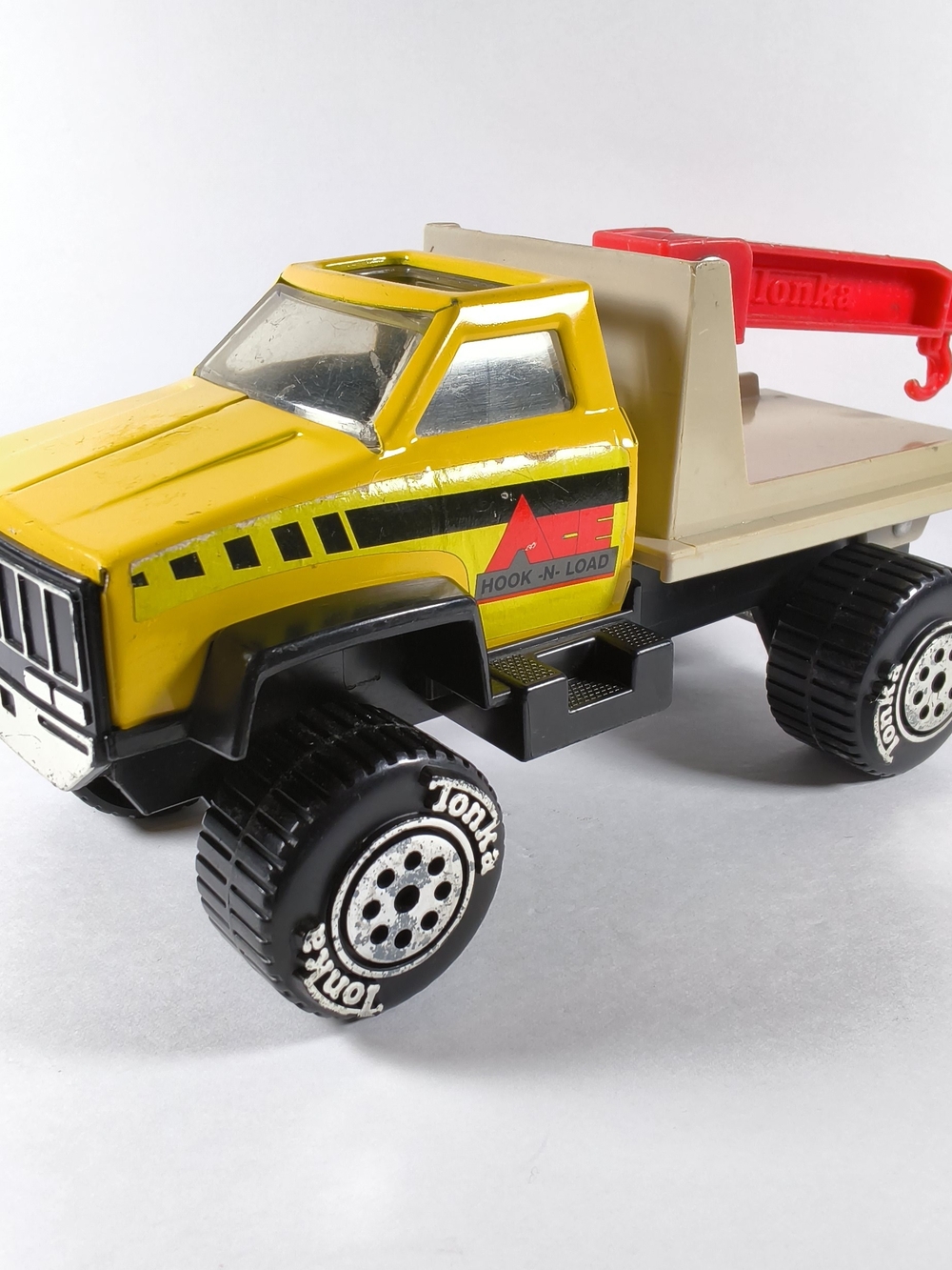​Vintage 1980s Tonka Yellow Hook-N-Load Crane Flatbed Truck Made in Macao 1:30